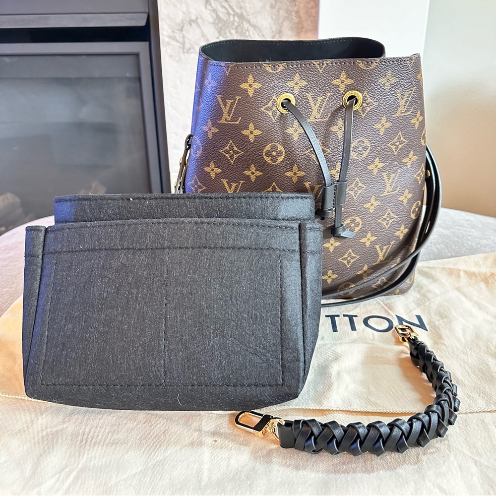 Louis Vuitton NeoNoe MM Monogram in Black - Picture 2 of 10